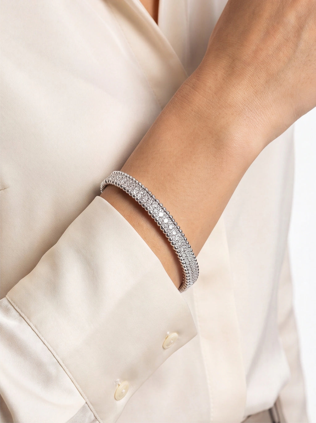 Composed of morganite, 925 sterling silver and platinum-plated diamonds, it is a fashionable jewelry bracelet and a luxurious silver accessory.